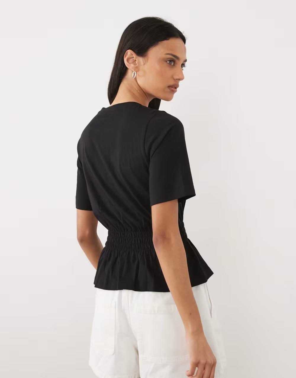 CZARNY T-SHIRT MARSZCZENIE