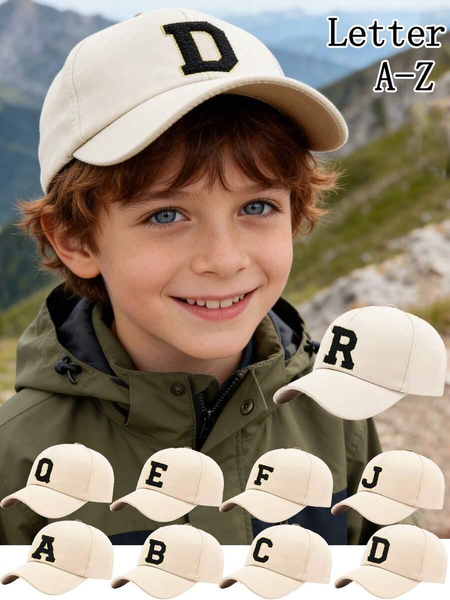 beżowa czapka z literą "H"