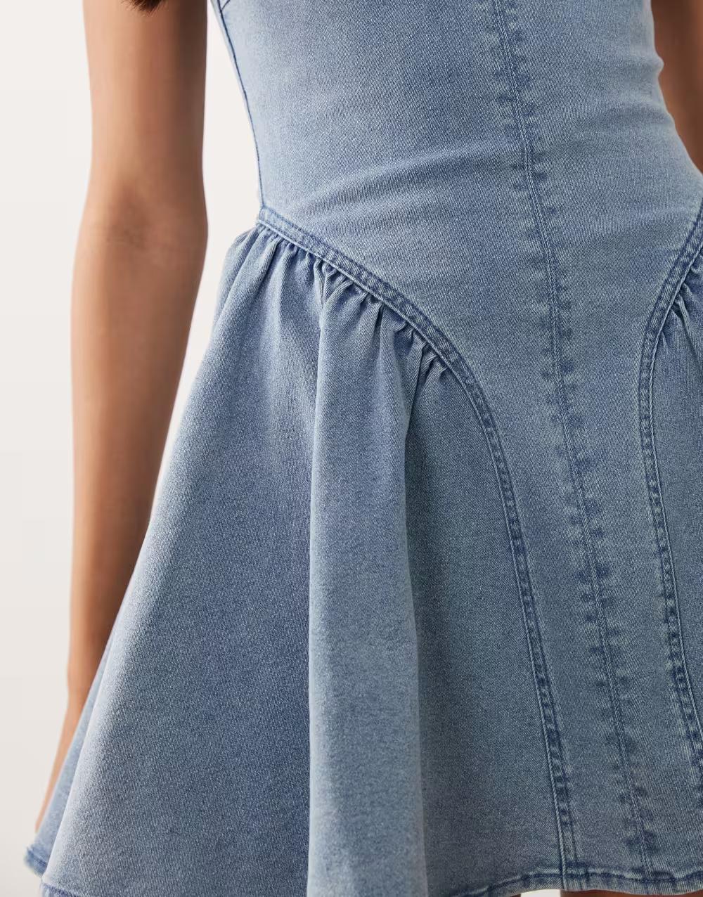 niebieska jeansowa mini sukienka