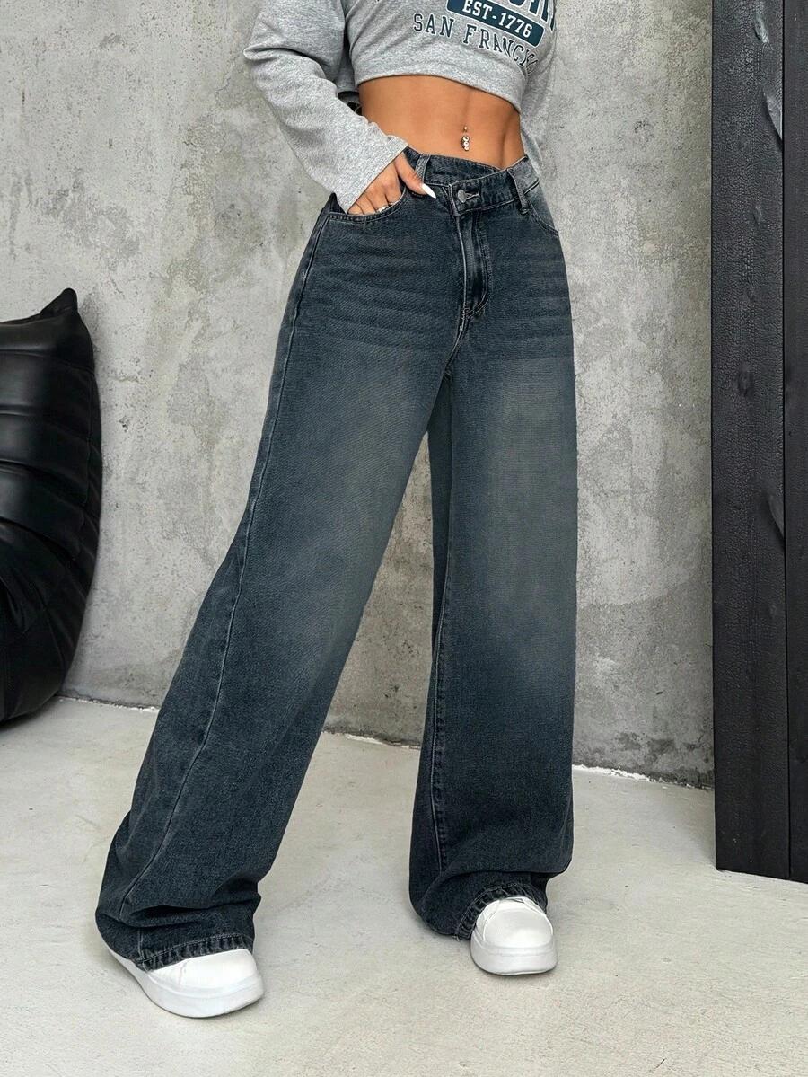 niebieskie spodnie jeans