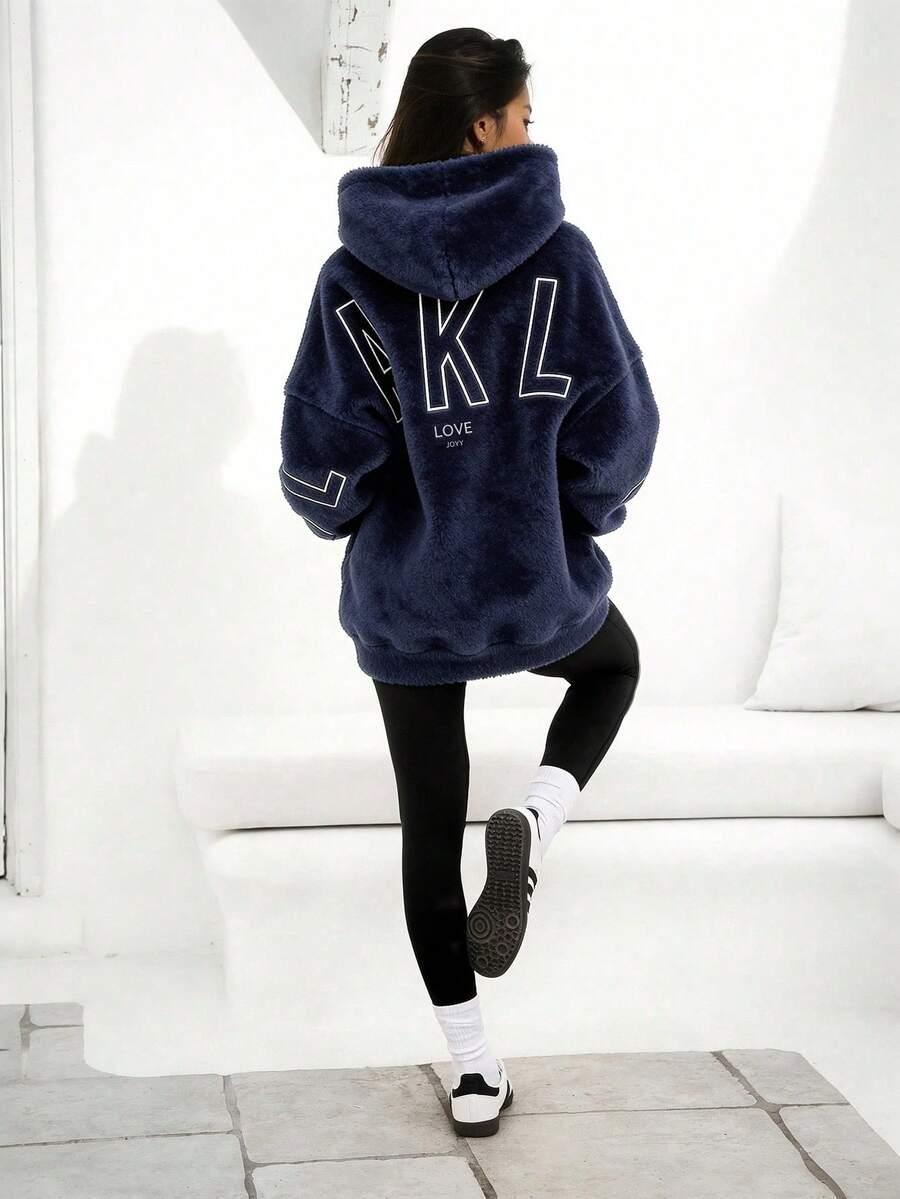 granatowa bluza kaptur