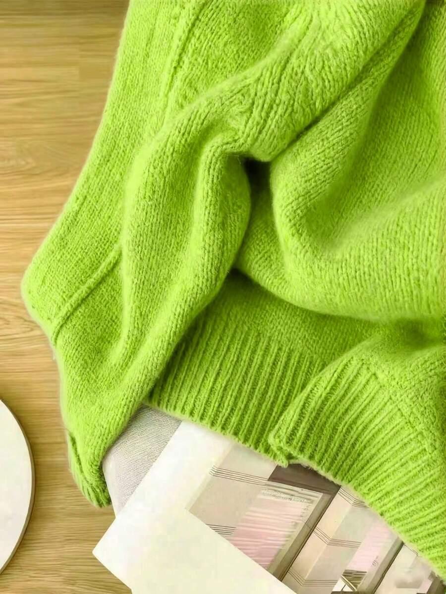 zielony sweter okrągły dekolt 