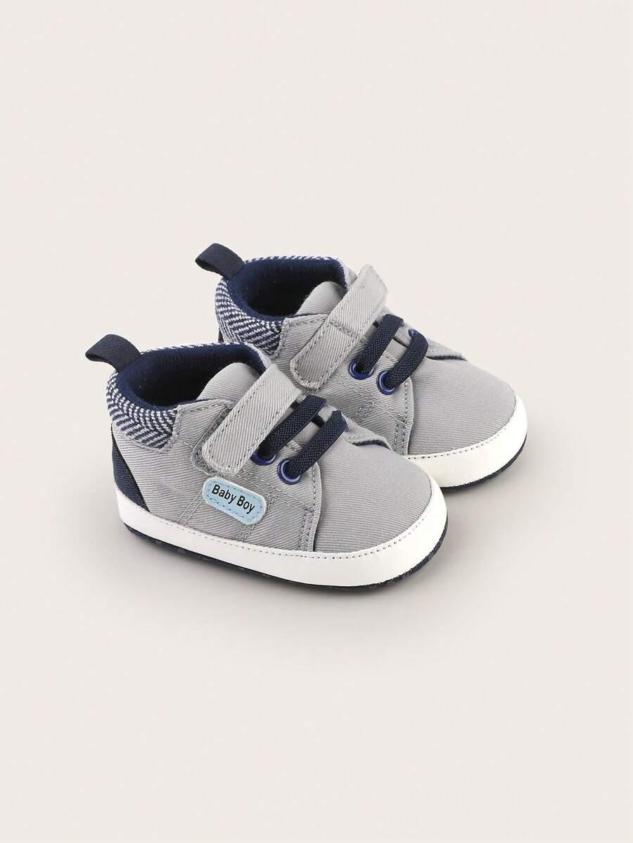 szare buty sportowe