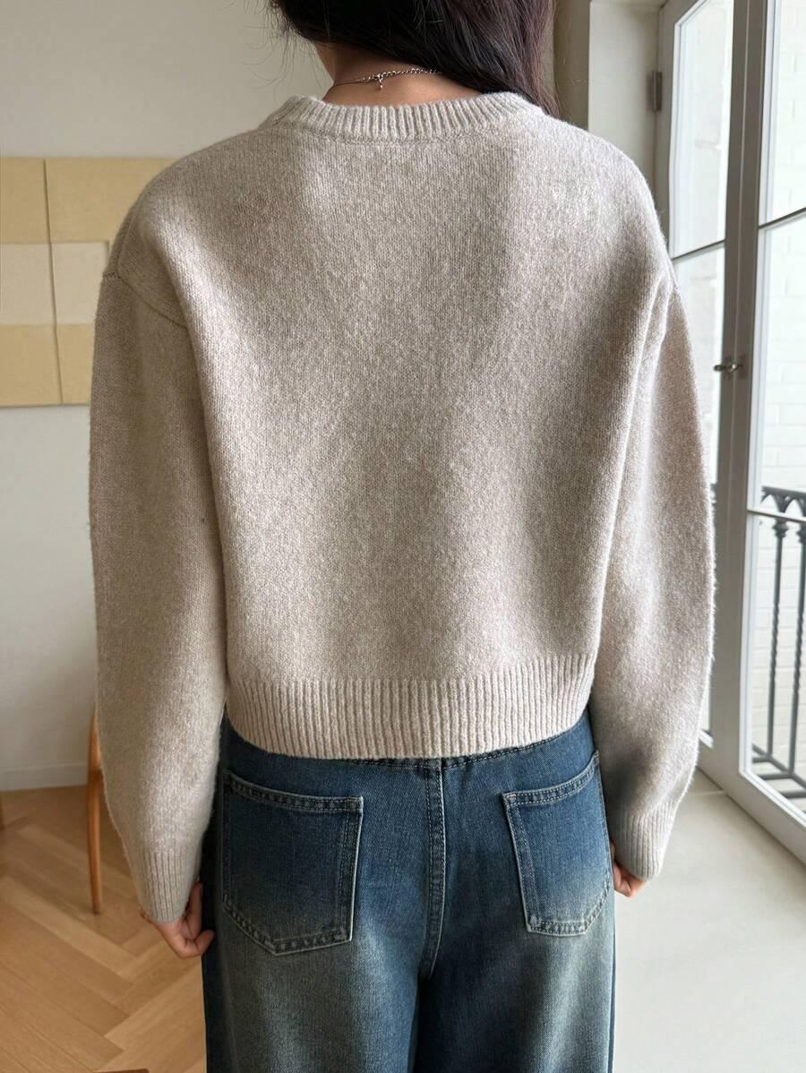 beżowy sweter okrągły dekolt