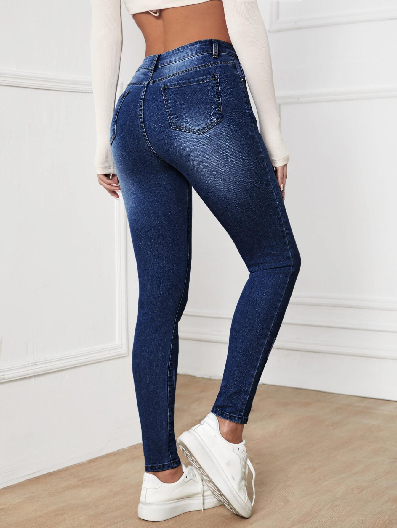niebieskie spodnie jeans