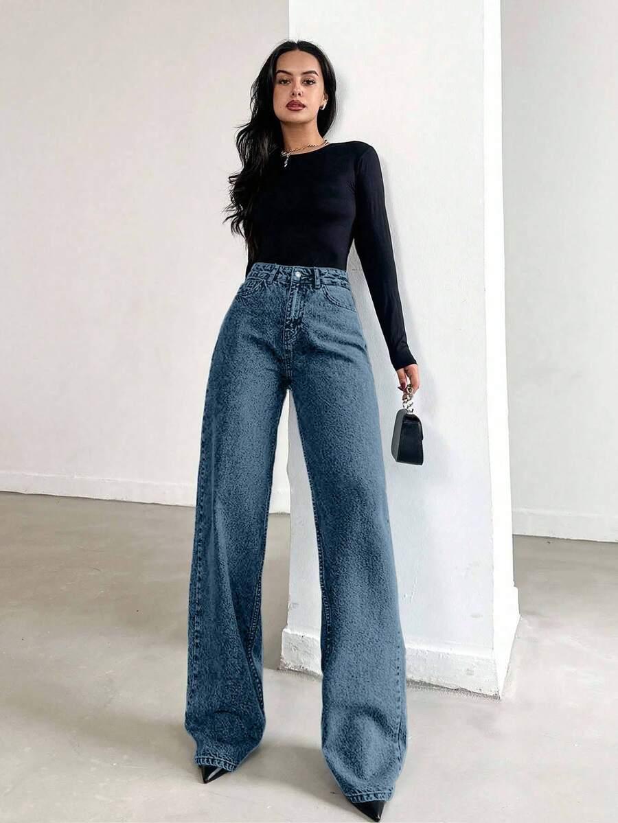 niebieskie spodnie jeans