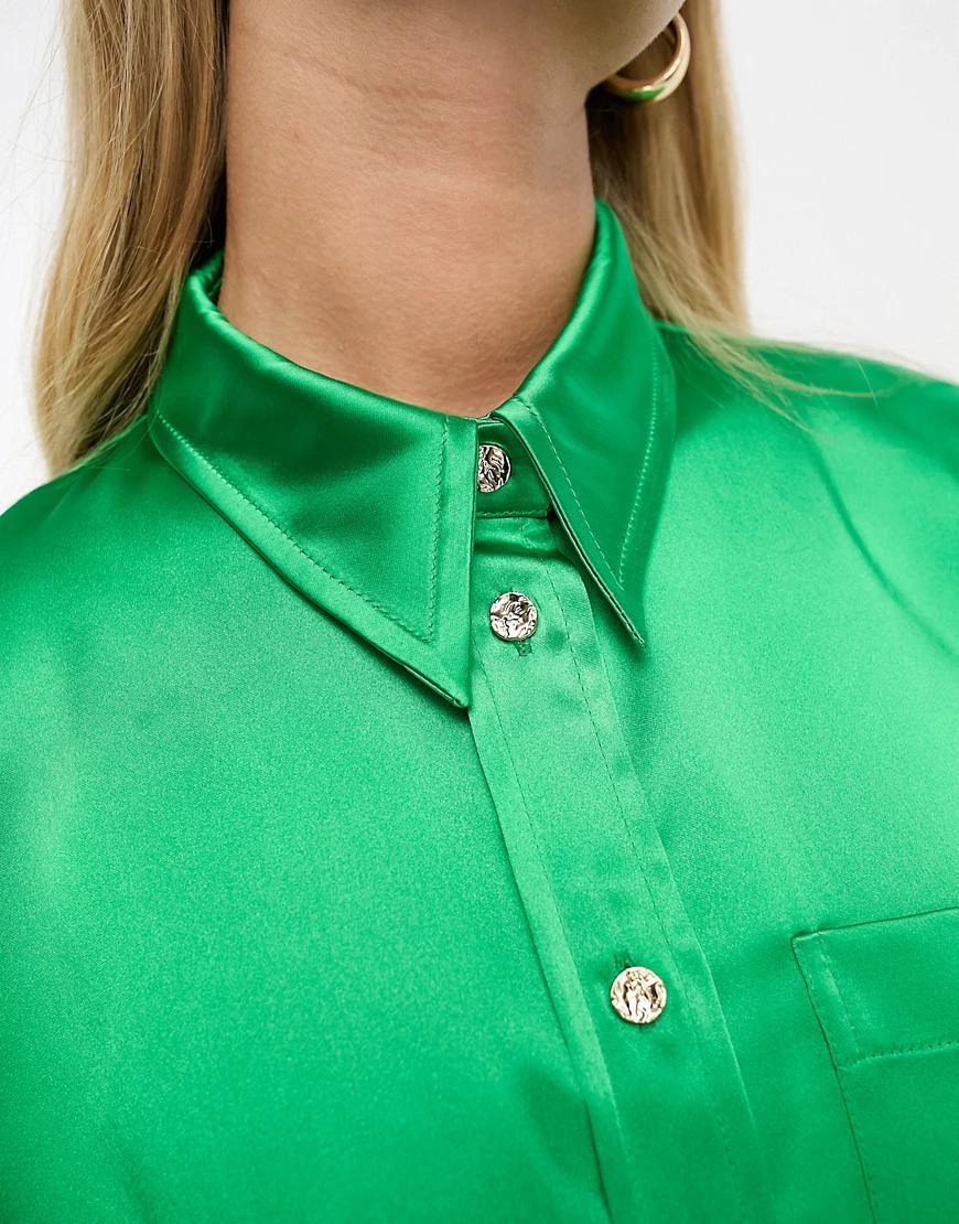 zielona satynowa koszula z dłuższym tyłem kieszeń