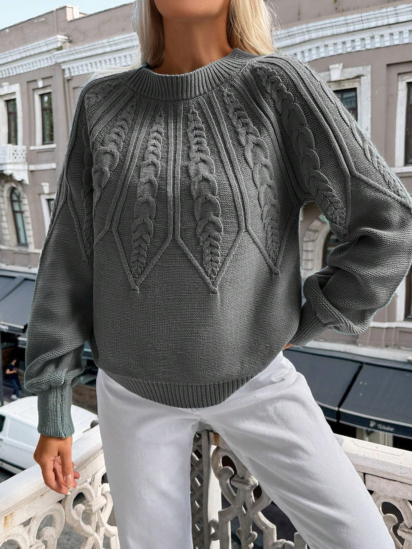 szary sweter okrągły dekolt tekstura
