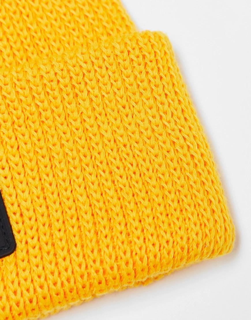 dzianinowa żółta czapka beanie naszywka logo