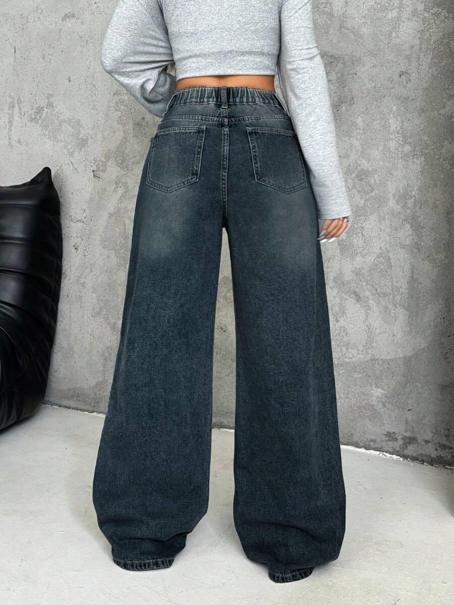 niebieskie spodnie jeans
