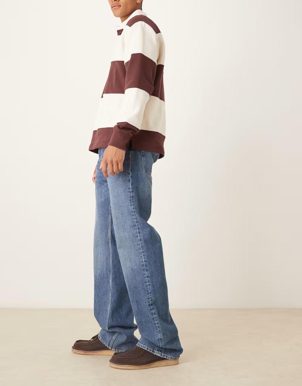 niebieskie spodnie jeans