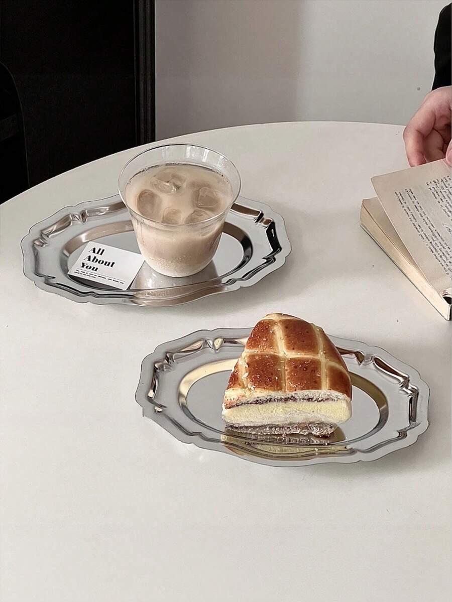 srebrna tacka na ciastka