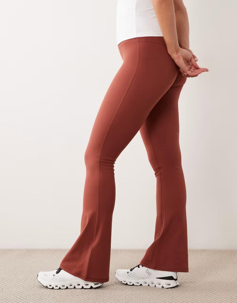 LEGGINSY Z ROZSZERZANĄ NOGAWKĄ WYSOKI STAN