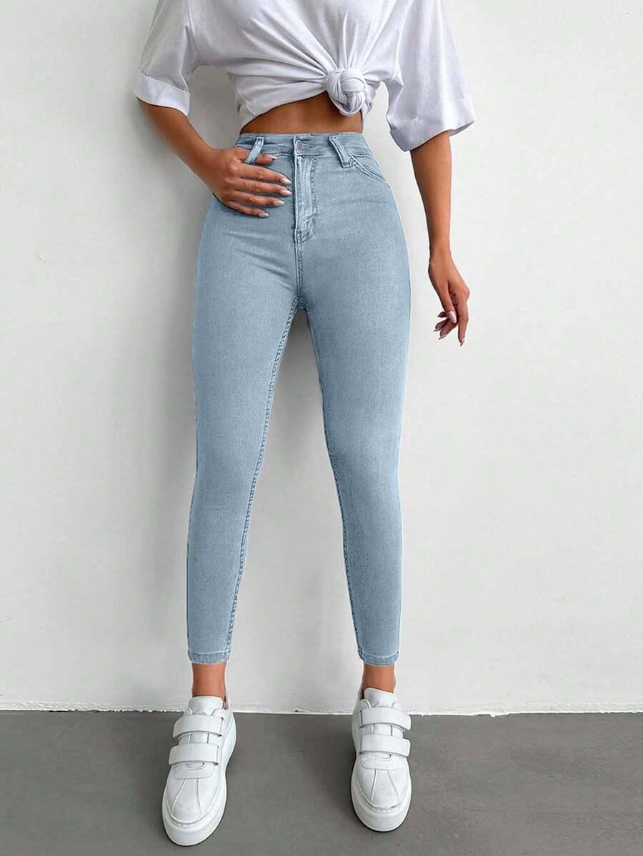 niebieskie spodnie jeans