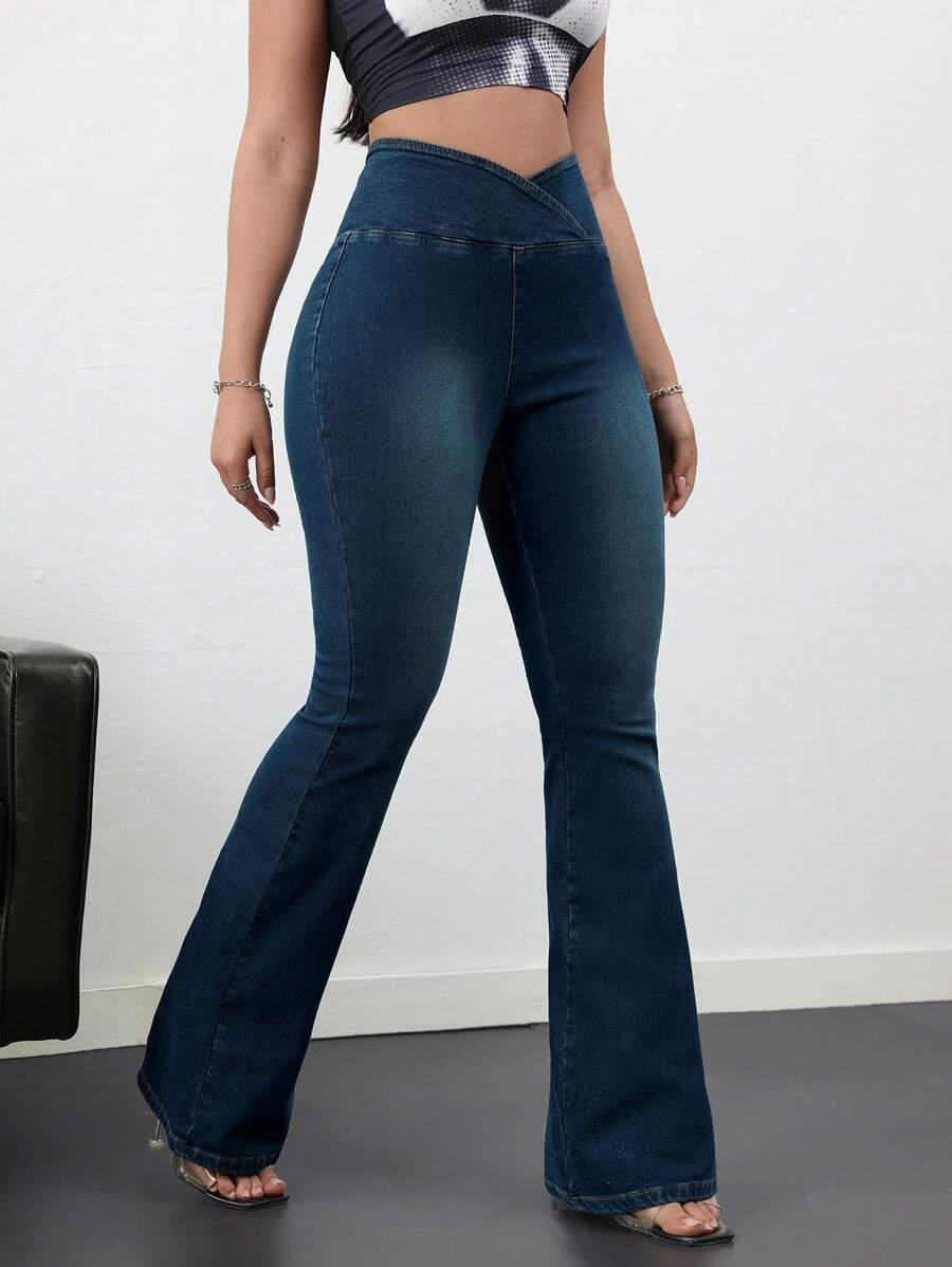 niebieskie spodnie jeans