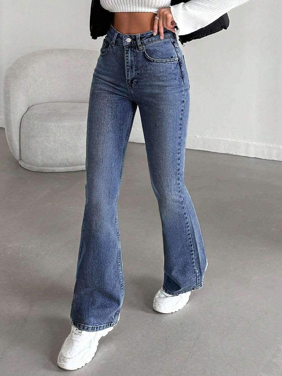 niebieskie spodnie jeans
