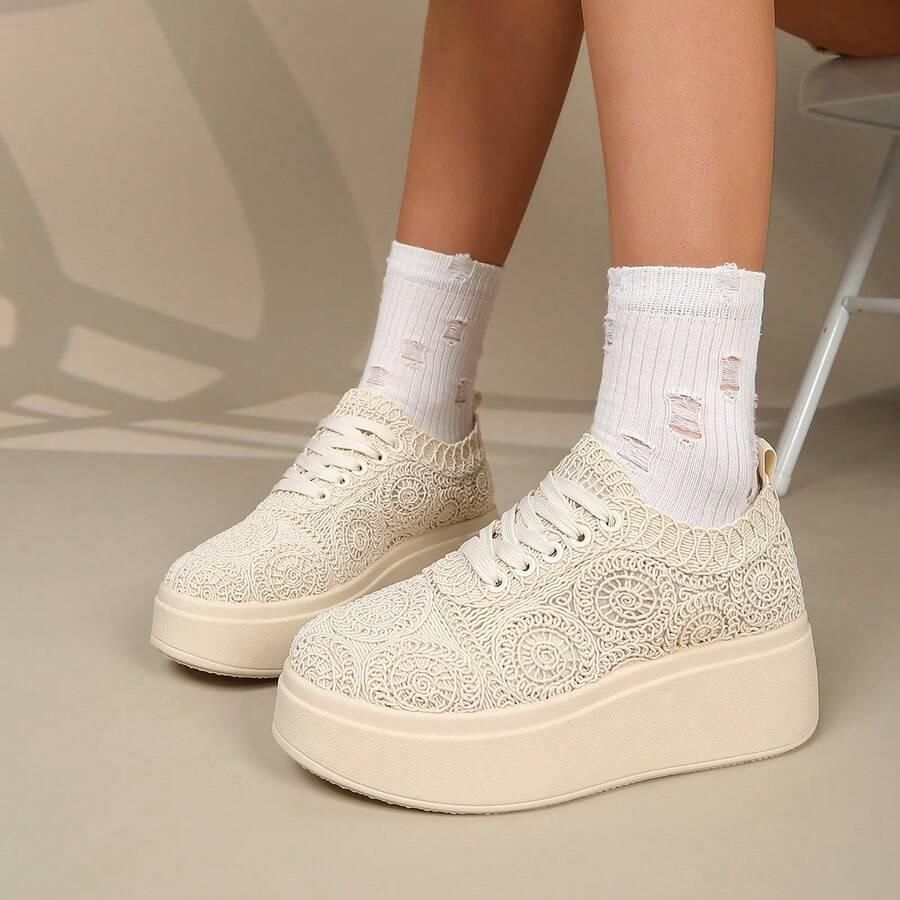 beżowe buty sportowe