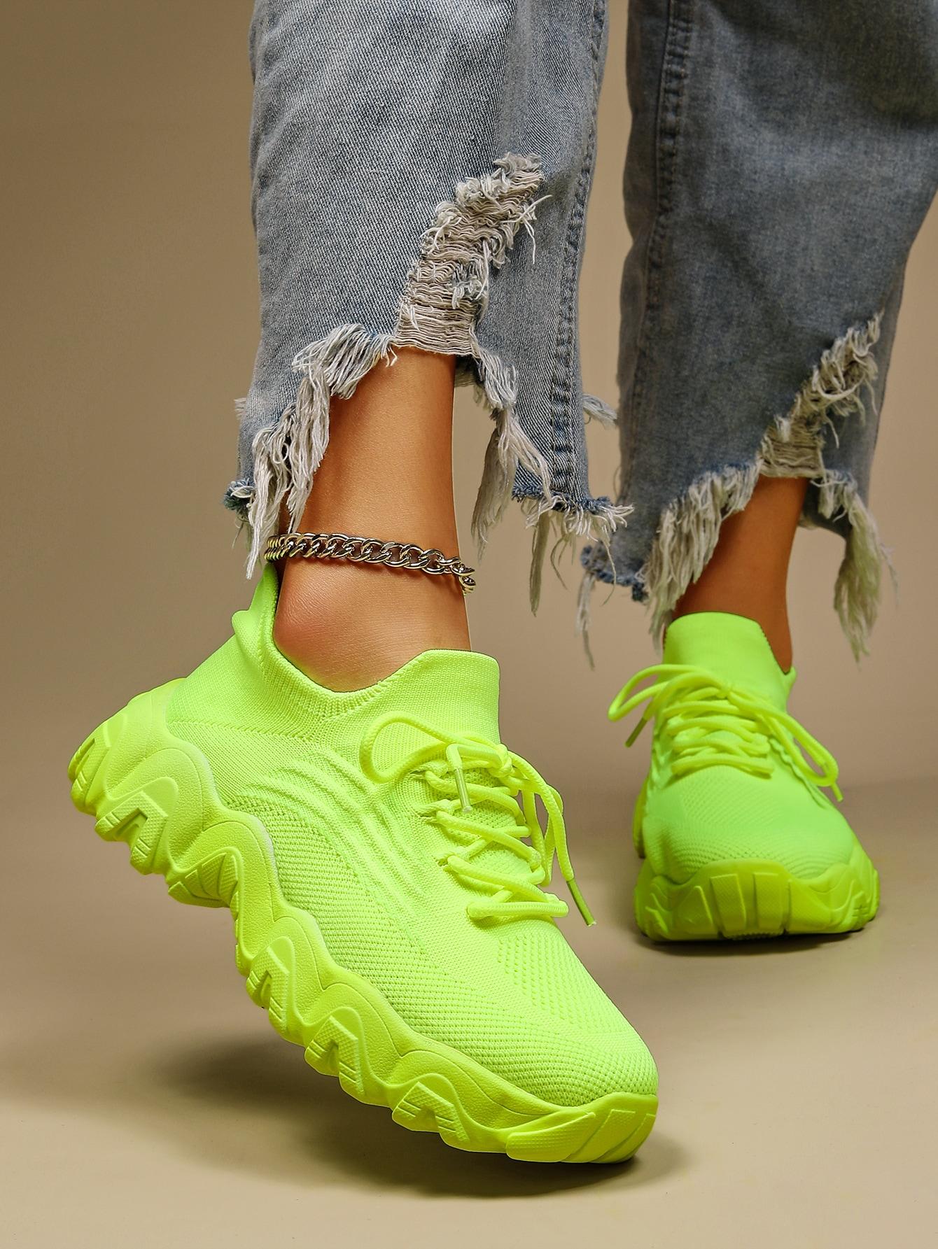 neonowe buty sportowe