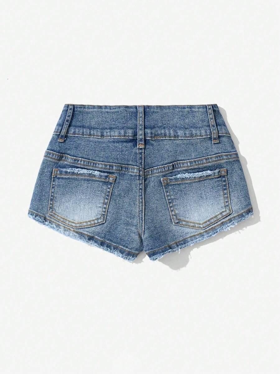 niebieskie krótkie spodenki jeans