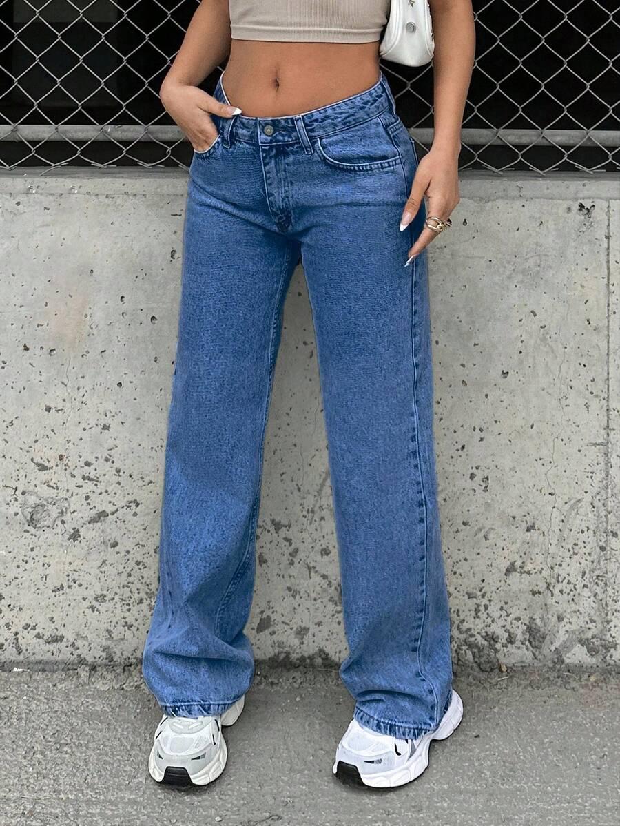 niebieskie spodnie jeans