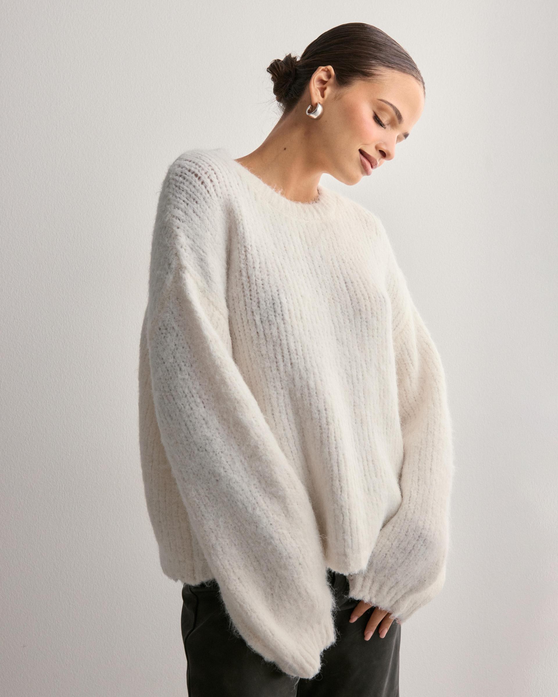biały sweter oversize