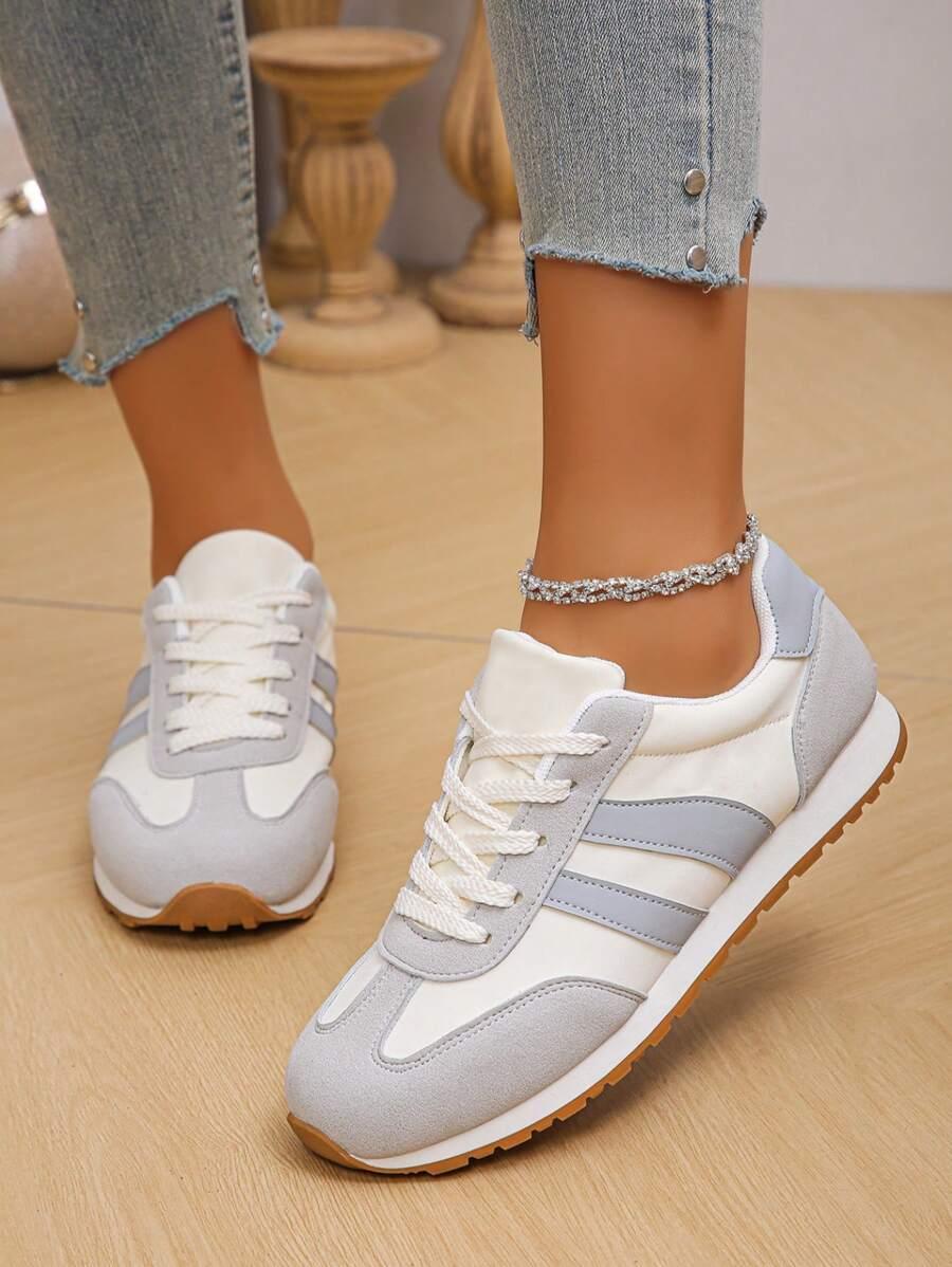 szare buty sportowe
