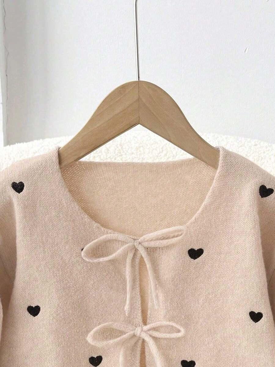 beżowy sweter wzór serca