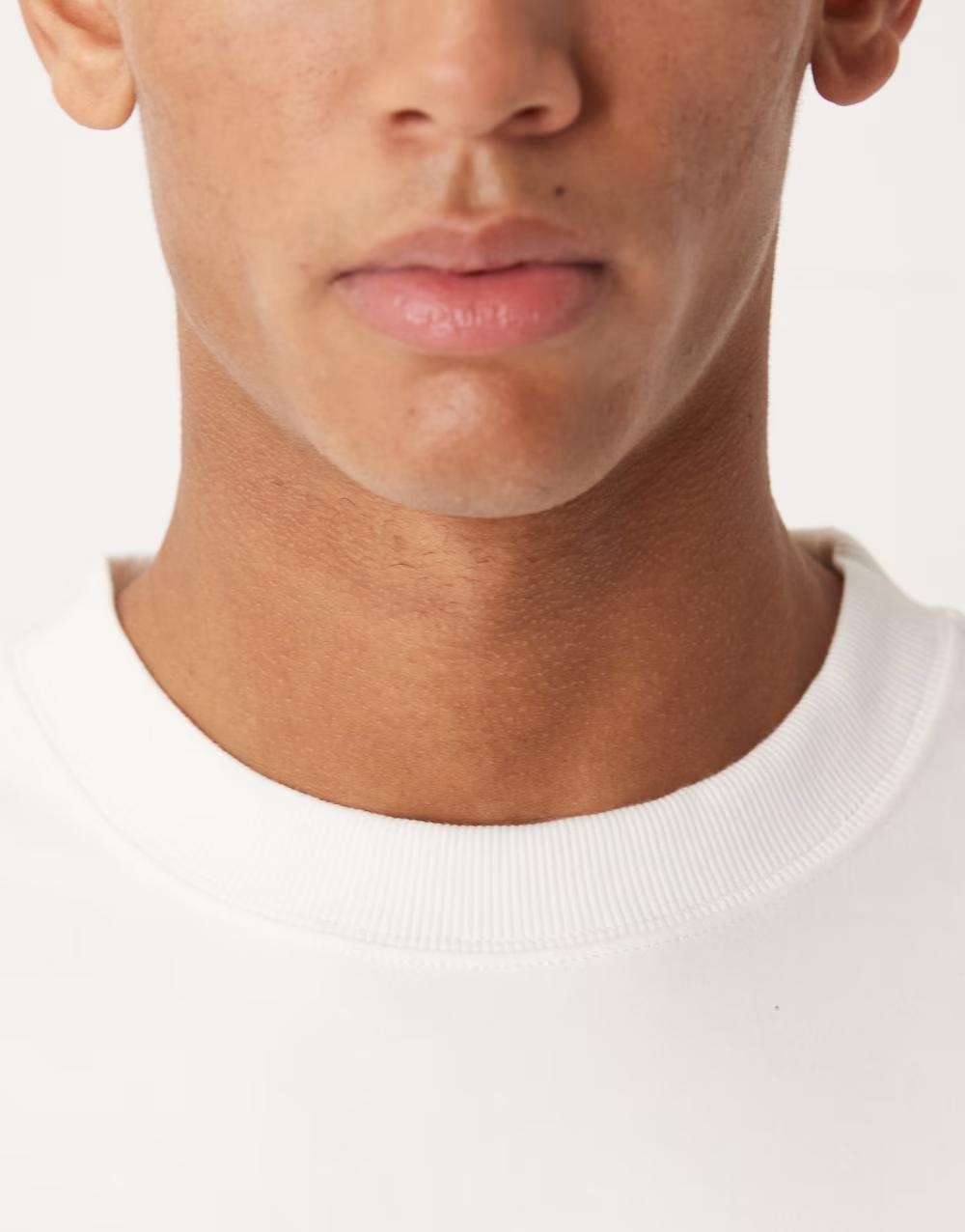 BIAŁY T-SHIRT OKRĄGŁY DEKOLT