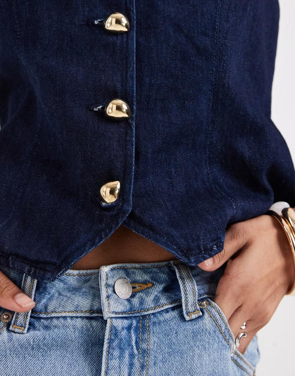 granatowa kamizelka jeans zdobienie guziki