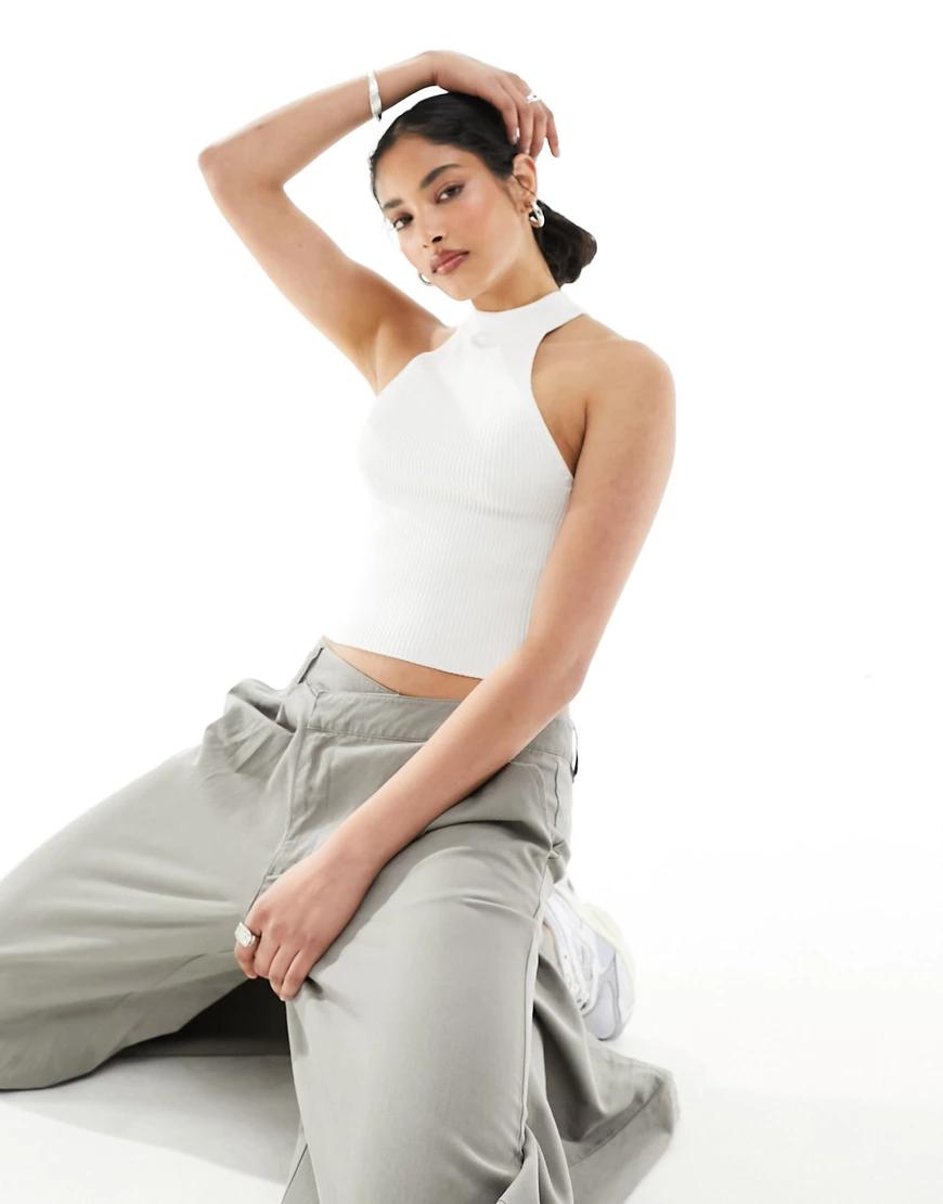 CROP TOP W PRĄŻKI DEKOLT HALTER