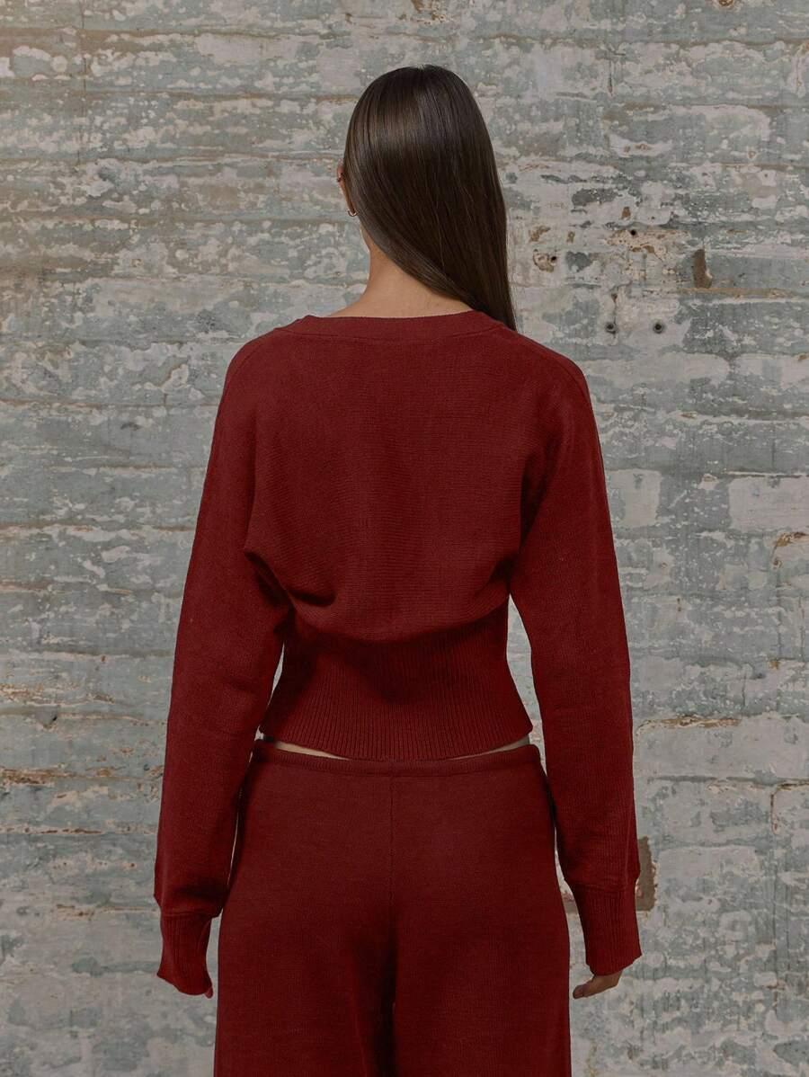 czerwony sweter guziki