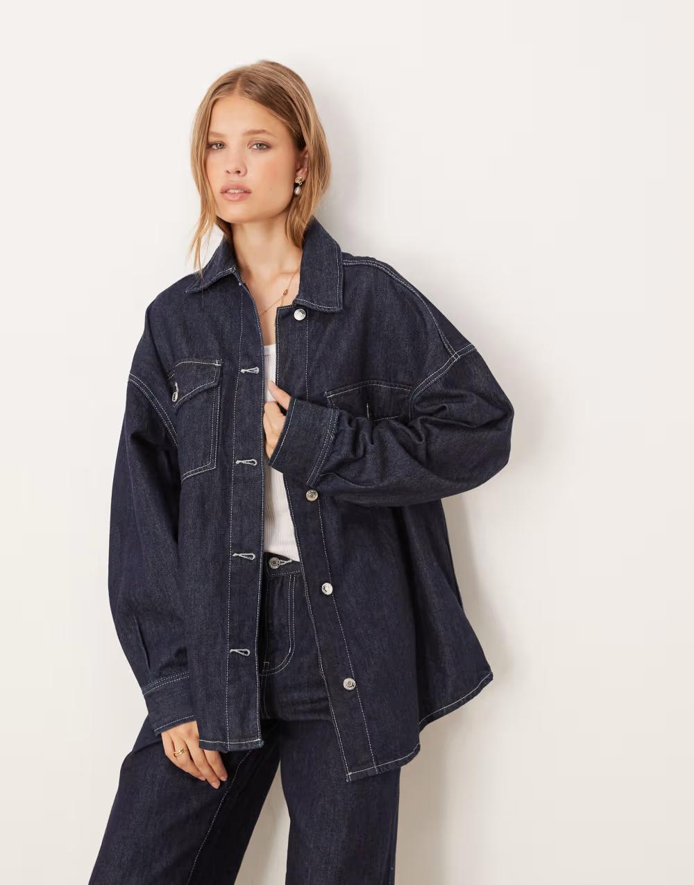granatowa kurtka jeans