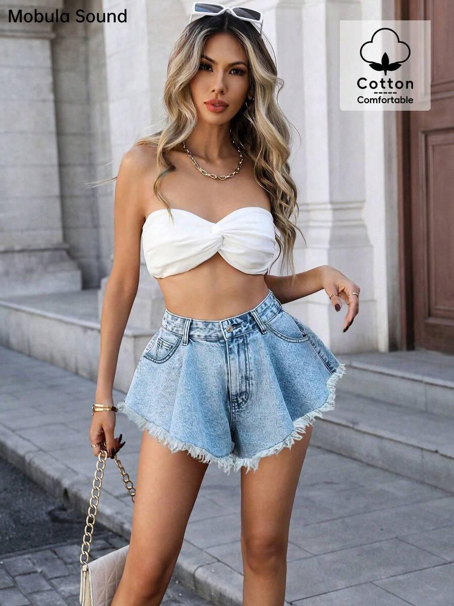 niebieskie spodenki jeans