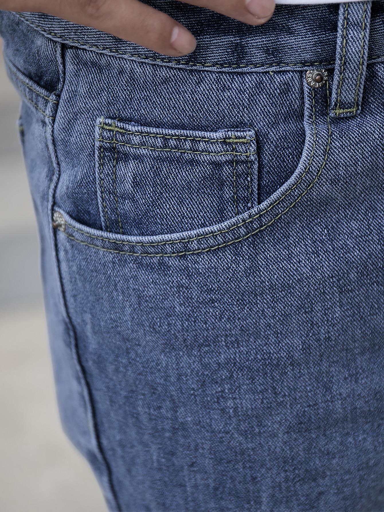 niebieskie spodnie jeans