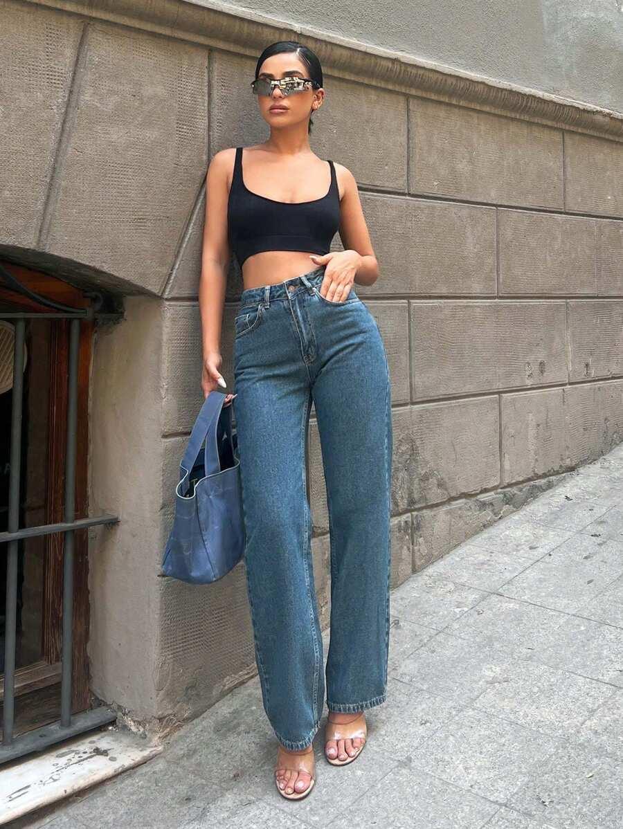 niebieskie spodnie jeans