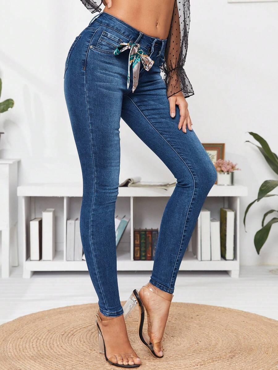 niebieskie spodnie jeans rurki