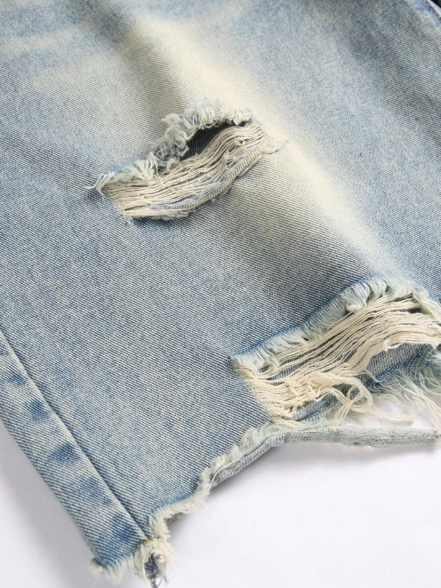 niebieskie spodenki jeans