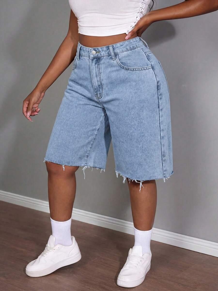 niebieskie krótkie spodenki jeans