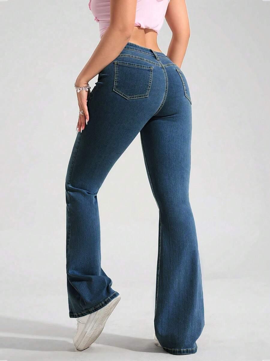 niebieskie spodnie jeans dzwony
