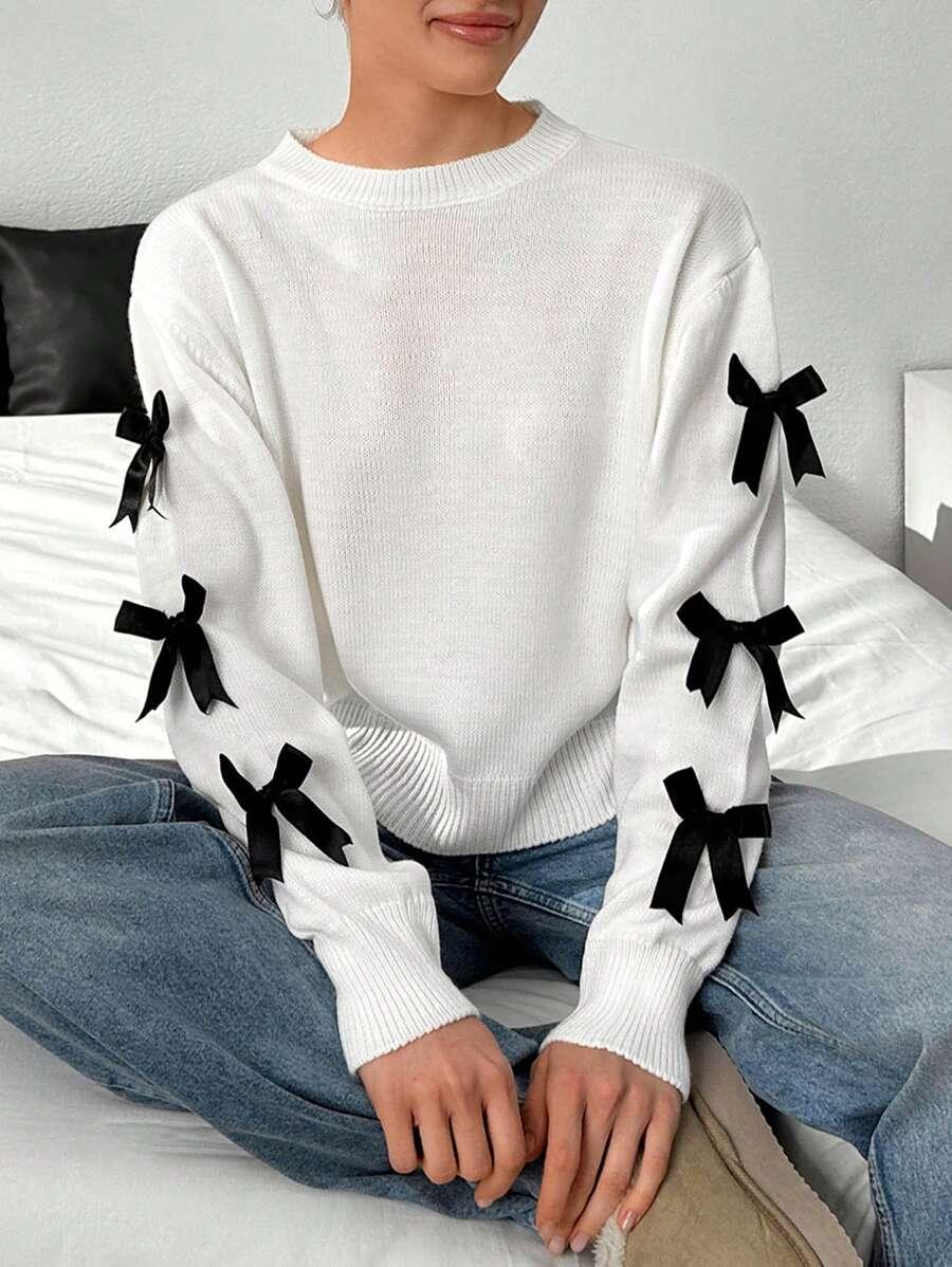 SWETER Z KOKARDKAMI