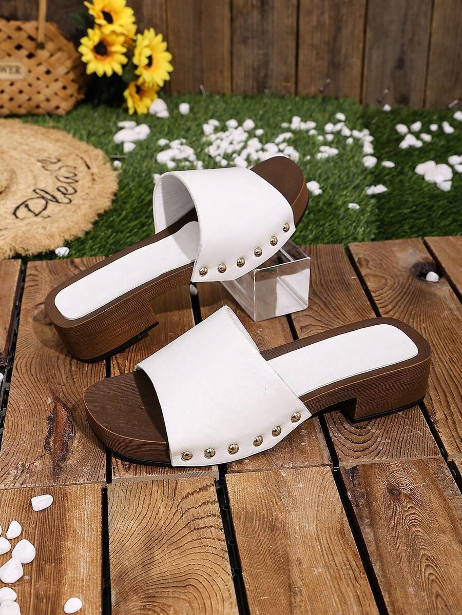 białe klapki obcas