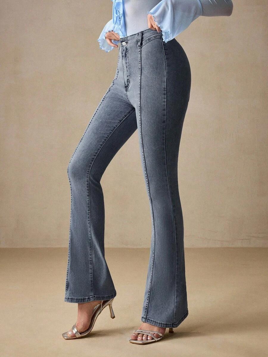 niebieskie spodnie jeans