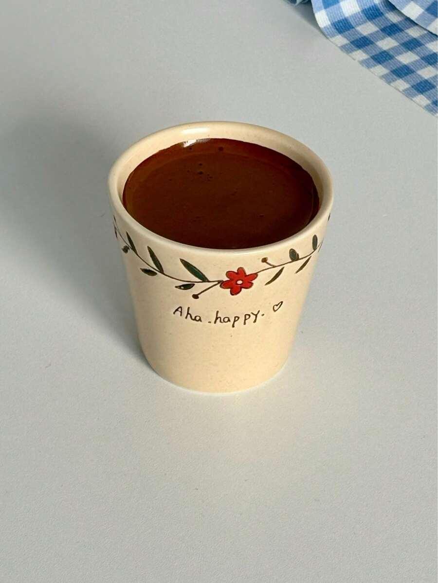 beżowy kubek ze spodkiem