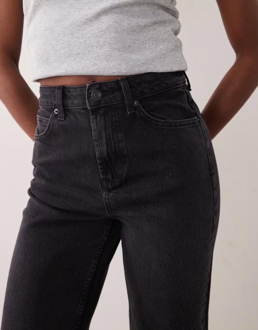 czarne proste spodnie jeans