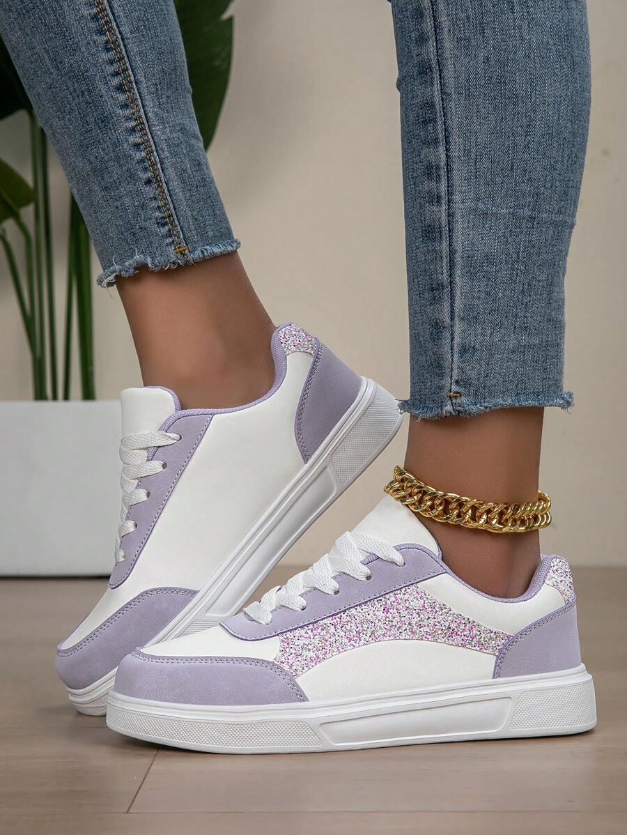 sznurowane buty sportowe