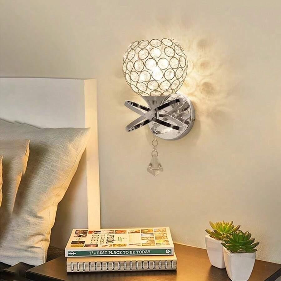 srebrna lampa naścienna