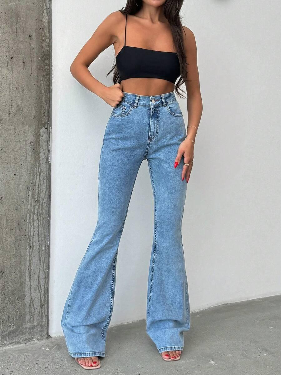 niebieskie spodnie jeans