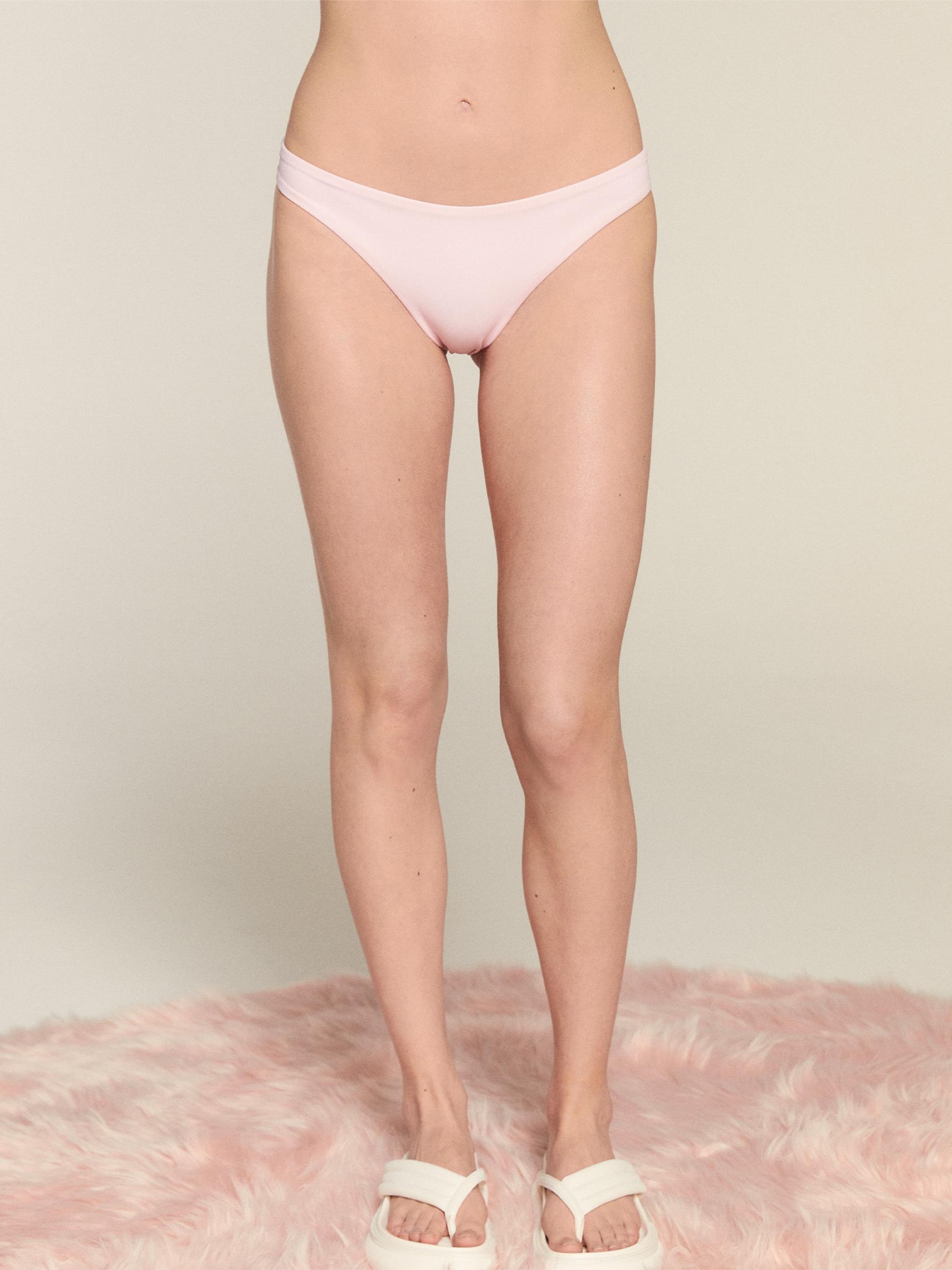 różowy dół od bikini