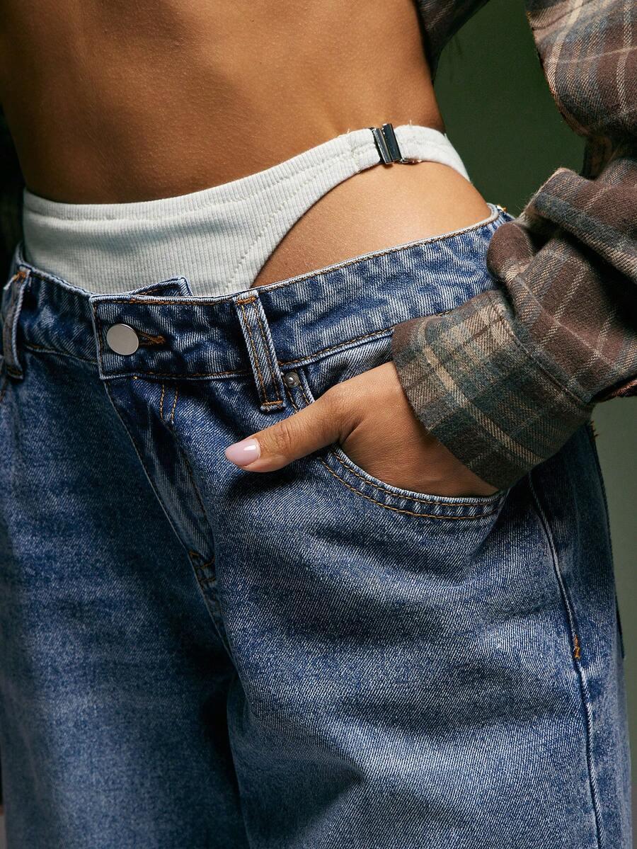 niebieskie spodnie jeans