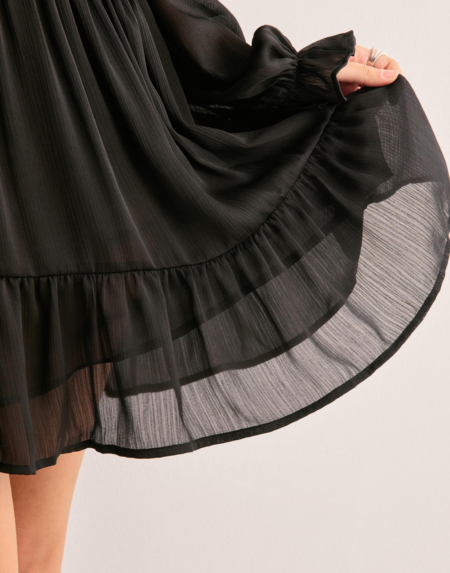 czarna sukienka falbany v neck